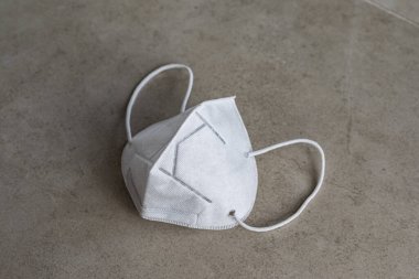 Her gün yeni çağ maske anahtar ve cüzdan taşır..