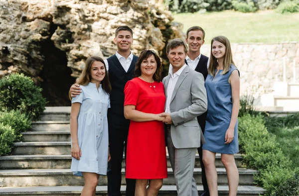 Familia Feliz Vestidos Trajes Posando Escalera Padres Con Sus Hijos — Foto de Stock