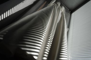 Elbise askısında beyaz gelinlik. Balkonda gelinlik. Moda bakışı.