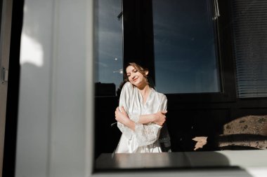 Genç ve güzel bir gelinin portresi. Düğün günü toplantıları. Güzel kız damadı beklerken dairelerde düğün töreni için giyinir ve toplanır. Gelinin sabahı