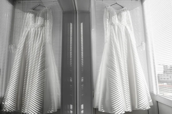 Vestido Noiva Branco Cabide Roupas Vestido Noiva Varanda Look Moda — Fotografia de Stock