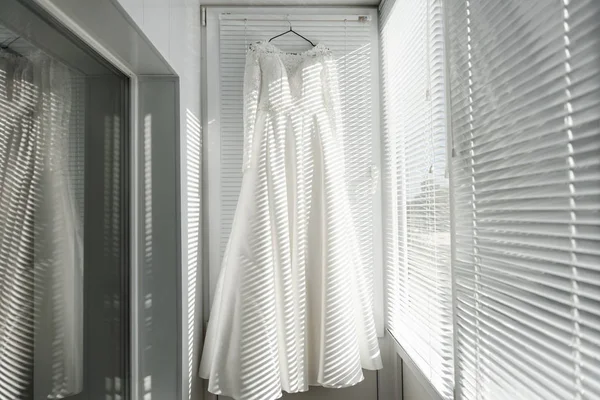 服ハンガーに白いウェディングドレス バルコニーでウェディングドレス ファッションルック — ストック写真