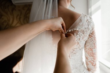 Genç ve güzel bir gelinin portresi. Güzel kız damadı beklerken dairelerde düğün töreni için giyinir ve toplanır. Nedime giyinmeye yardımcı olur. Gelinin sabahı