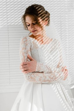 Genç ve güzel bir gelinin portresi. Düğün günü toplantıları. Güzel kız damadı beklerken dairelerde düğün töreni için giyinir ve toplanır. Gelinin sabahı