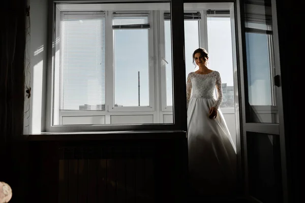 Portret Van Een Jonge Prachtige Bruid Het Balkon Bruiloftsbijeenkomsten Mooi — Stockfoto