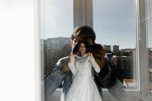 Portret Van Een Jonge Prachtige Bruid Het Balkon Bruiloftsbijeenkomsten Mooi — Stockfoto