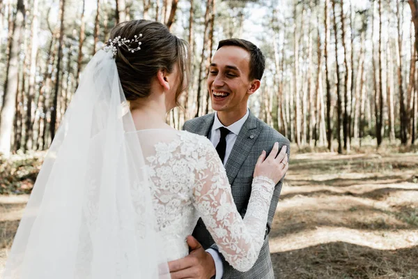 Casal Atraente Comemorando Seu Casamento Floresta Retrato Jovem Noivo Feliz — Fotografia de Stock