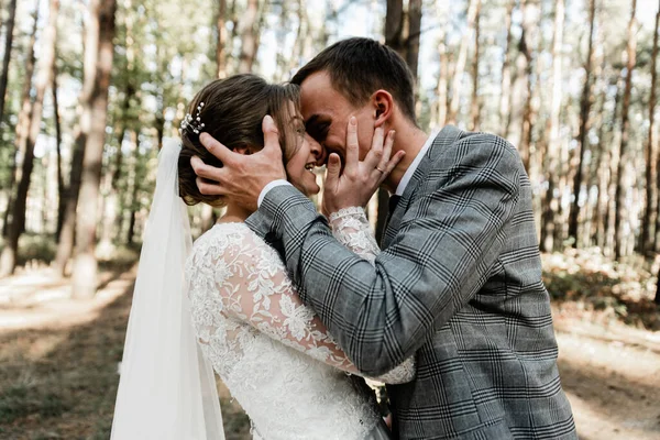 Couple Attrayant Célébrant Leur Mariage Forêt Portrait Jeune Marié Heureux — Photo