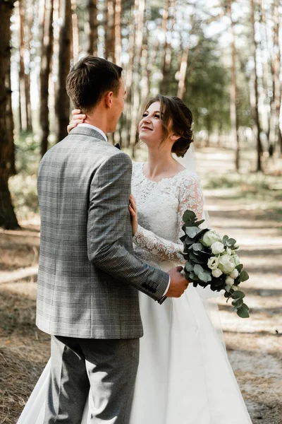 Attraktives Paar Feiert Seine Hochzeit Wald Porträt Eines Glücklichen Jungen — Stockfoto