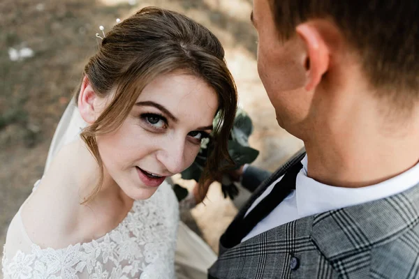 Couple Attrayant Célébrant Leur Mariage Forêt Portrait Jeune Marié Heureux — Photo