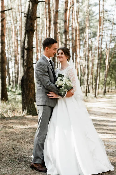 Couple Attrayant Célébrant Leur Mariage Forêt Portrait Jeune Marié Heureux — Photo