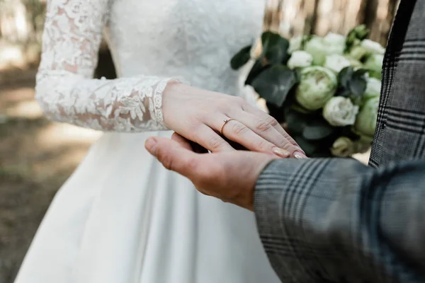 Atractiva Pareja Celebrando Boda Bosque Retrato Del Joven Novio Novia —  Fotos de Stock