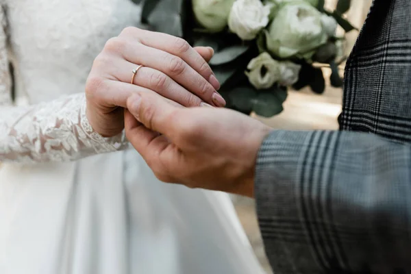 Atractiva Pareja Celebrando Boda Bosque Retrato Del Joven Novio Novia —  Fotos de Stock