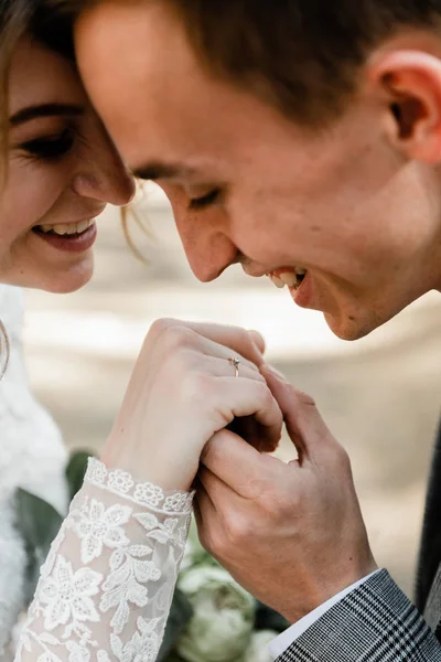 Couple Attrayant Célébrant Leur Mariage Forêt Portrait Jeune Marié Heureux — Photo