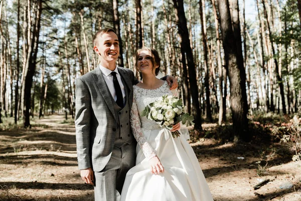 Couple Attrayant Célébrant Leur Mariage Forêt Portrait Jeune Marié Heureux — Photo