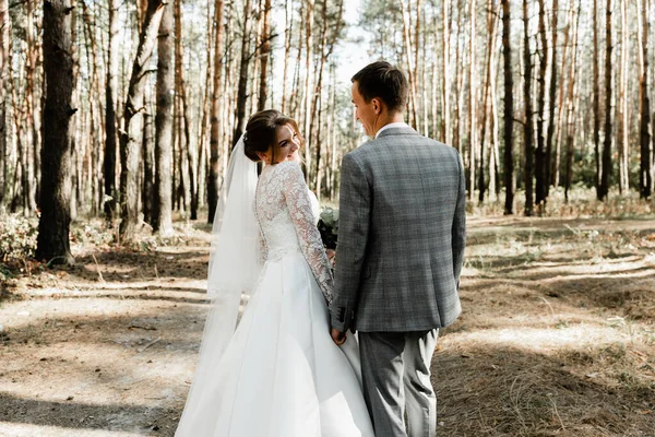 Attraktivt Par Firar Sitt Bröllop Skogen Porträtt Ung Glad Brudgum — Stockfoto