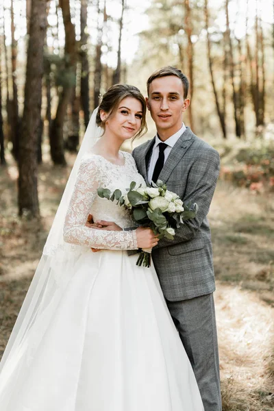 Couple Attrayant Célébrant Leur Mariage Forêt Portrait Jeune Marié Heureux — Photo