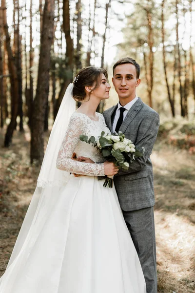 Ελκυστικό Ζευγάρι Γιορτάζει Γάμο Του Στο Δάσος Πορτρέτο Του Νεαρού — Φωτογραφία Αρχείου