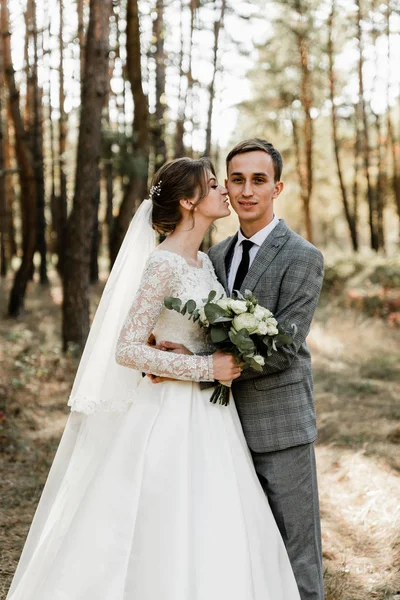 Casal Atraente Comemorando Seu Casamento Floresta Retrato Jovem Noivo Feliz — Fotografia de Stock