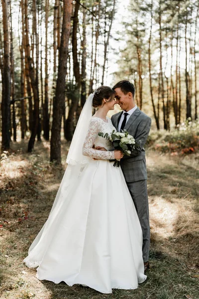 Casal Atraente Comemorando Seu Casamento Floresta Retrato Jovem Noivo Feliz — Fotografia de Stock