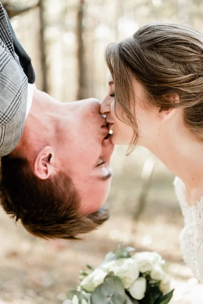 Couple Attrayant Célébrant Leur Mariage Forêt Portrait Jeune Marié Heureux — Photo