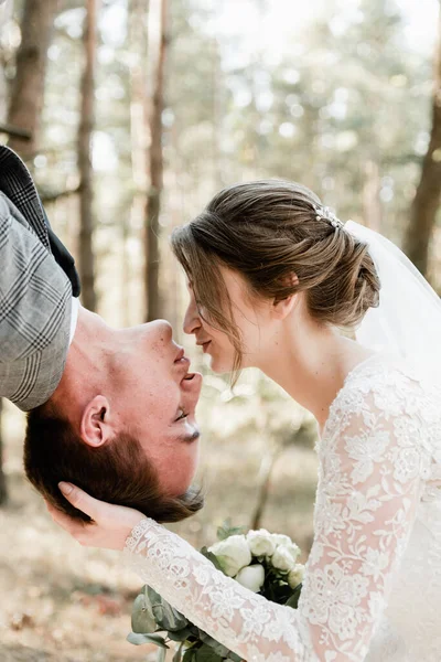 Casal Atraente Comemorando Seu Casamento Floresta Retrato Jovem Noivo Feliz — Fotografia de Stock