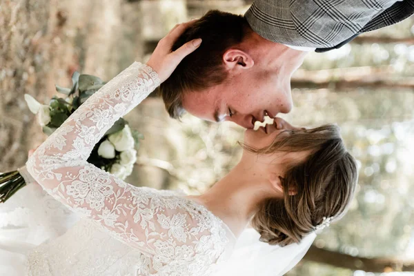 Casal Atraente Comemorando Seu Casamento Floresta Retrato Jovem Noivo Feliz — Fotografia de Stock