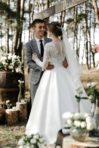 Couple Attrayant Célébrant Leur Mariage Forêt Portrait Jeune Marié Heureux — Photo