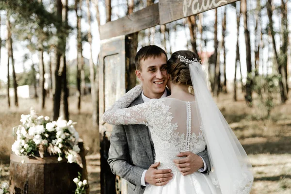 Aantrekkelijk Stel Vieren Hun Bruiloft Het Bos Portret Van Jonge — Stockfoto