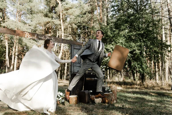 Привлекательная Пара Празднующая Свадьбу Лесу Портрет Молодого Счастливого Жениха Невесты — стоковое фото