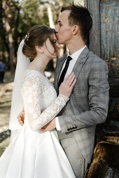 Aantrekkelijk Stel Vieren Hun Bruiloft Het Bos Portret Van Jonge — Stockfoto