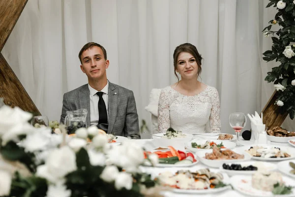 Atractiva Pareja Celebrando Boda Restaurante Retrato Novio Novia Jóvenes Felices —  Fotos de Stock