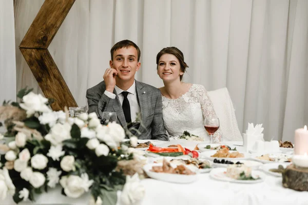Aantrekkelijk Stel Vieren Hun Bruiloft Restaurant Portret Van Jonge Gelukkige — Stockfoto