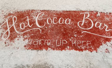 Noel süsü ve çelenk. Kırmızı tepside kakao ve marşmelov.