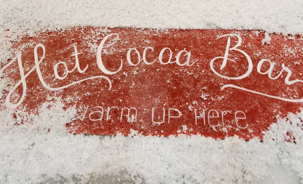 Noel süsü ve çelenk. Kırmızı tepside kakao ve marşmelov.