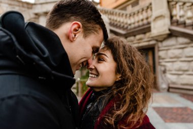 Şatonun yakınında yürüyen çekici genç bir çift. Karı koca öpüşüyor ve antik binanın arka planında el ele tutuşuyorlar. İki gülümseyen aşık. Aile ve aşk kavramı