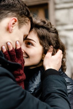 Şatonun yakınında yürüyen çekici genç bir çift. Karı koca öpüşüyor ve antik binanın arka planında el ele tutuşuyorlar. İki gülümseyen aşık. Aile ve aşk kavramı