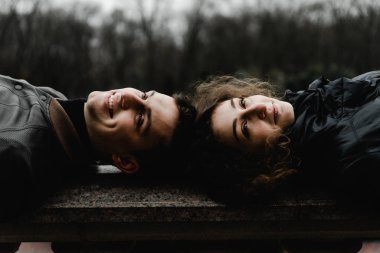 Şatonun yakınında yürüyen çekici genç bir çift. Karı koca öpüşüyor ve antik binanın arka planında el ele tutuşuyorlar. İki gülümseyen aşık. Aile ve aşk kavramı