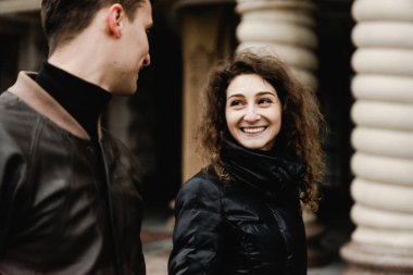 Şatonun yakınında yürüyen çekici genç bir çift. Karı koca öpüşüyor ve antik binanın arka planında el ele tutuşuyorlar. İki gülümseyen aşık. Aile ve aşk kavramı