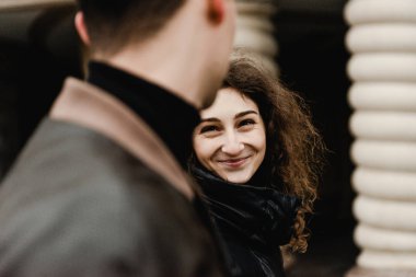 Şatonun yakınında yürüyen çekici genç bir çift. Karı koca öpüşüyor ve antik binanın arka planında el ele tutuşuyorlar. İki gülümseyen aşık. Aile ve aşk kavramı