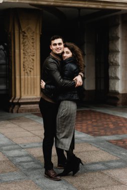 Şatonun yakınında yürüyen çekici genç bir çift. Karı koca öpüşüyor ve antik binanın arka planında el ele tutuşuyorlar. İki gülümseyen aşık. Aile ve aşk kavramı