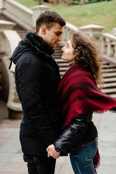 Attraente Giovane Coppia Piedi Vicino Castello Moglie Marito Che Baciano — Foto Stock