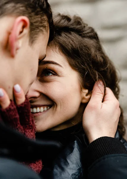 Şatonun yakınında yürüyen çekici genç bir çift. Karı koca öpüşüyor ve antik binanın arka planında el ele tutuşuyorlar. İki gülümseyen aşık. Aile ve aşk kavramı