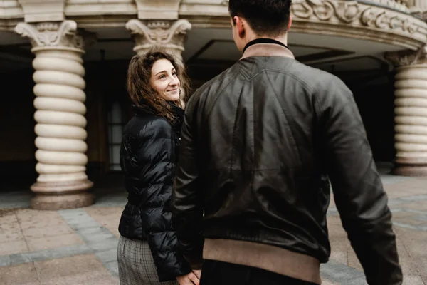 Attraktiva Unga Par Promenader Nära Slottet Fru Och Make Kysser — Stockfoto