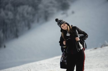 sağlıklı bir yaşam tarzı, kış yürüyüşü, yürüyüş, kış tatili, dağlarda yürüyüş.