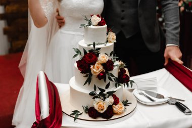  Zarif düğün pastasıyla süslenmiş.