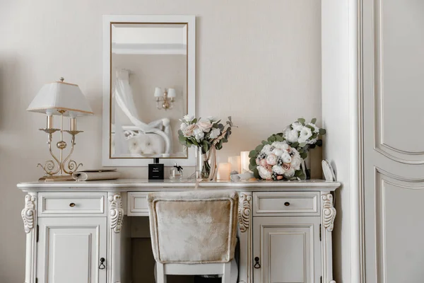 Wedding Hotel Room Bride Morning Bouquets White Table — Stock Photo, Image