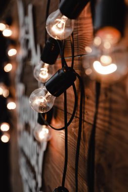 Güzel düğün süsleri. Tahtadan yapılmış çelenkler, çiçekler ve yeşillik. Kırsal tarzda. Kapat.