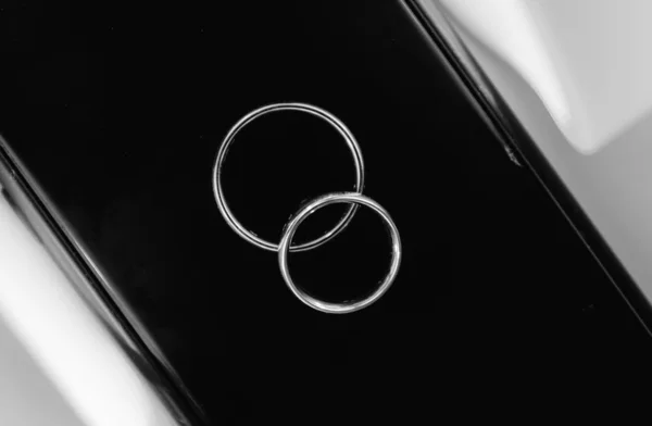 Роскошное Серебряное Кольцо Коробке Крупным Планом Кольца Лежат Телефоне Подготовка — стоковое фото