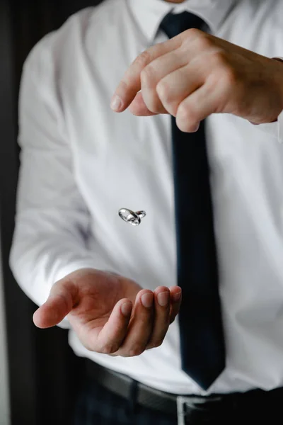 Lüks gümüş mücevher yüzüğü kutuya yakın. Törende alyans takılacak. Düğün konsepti hazırlığı